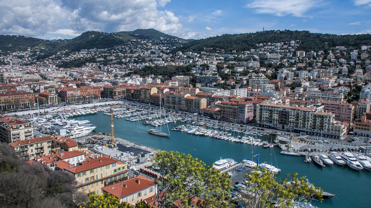 Zwischen Glanz und Grenze – Migration, Macht und Märkte an der Côte d’Azur