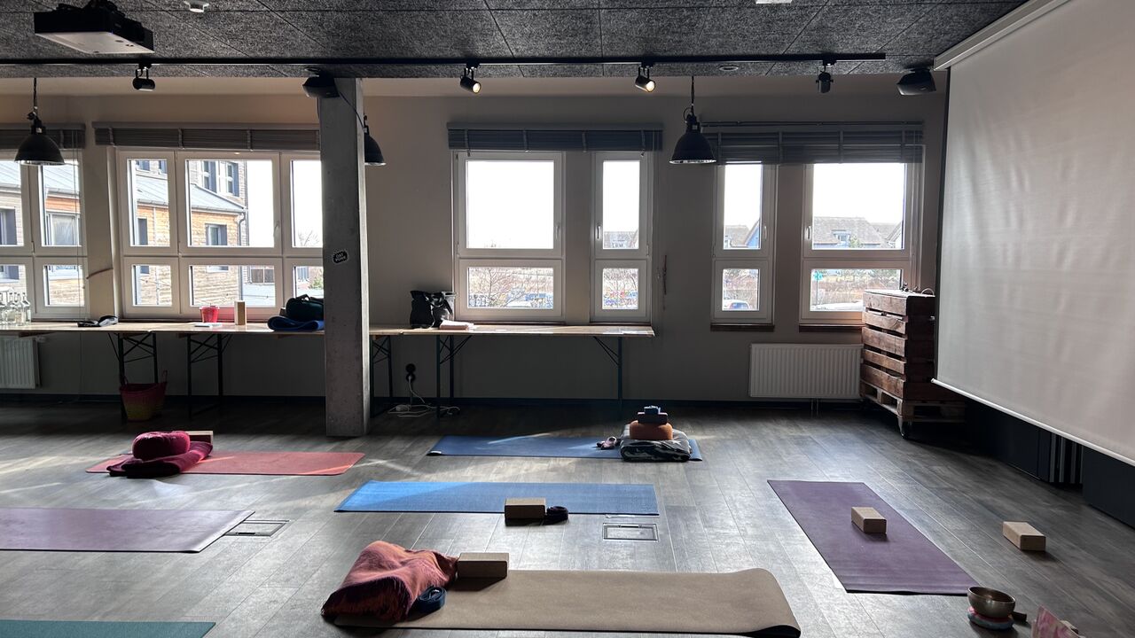 Work-Life-Balance durch Yoga, Pilates und Entspannungstechniken, Bildungsurlaub mit Hund