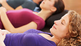 Mit Hatha Yoga und Yin Yoga in die Balance von Körper und Geist, um den Anforderungen des Berufsalltags besser gerecht zu werden