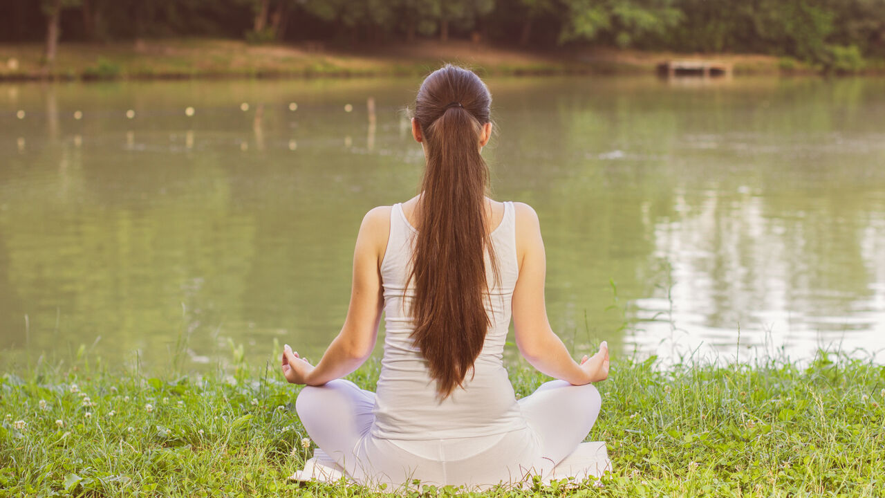 Gelassen und leistungsfähig – mit Yoga und Achtsamkeit im Arbeitsalltag